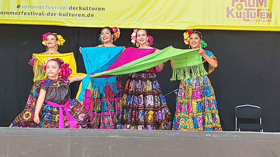 Mexikanische Tanzgruppe Adelitas